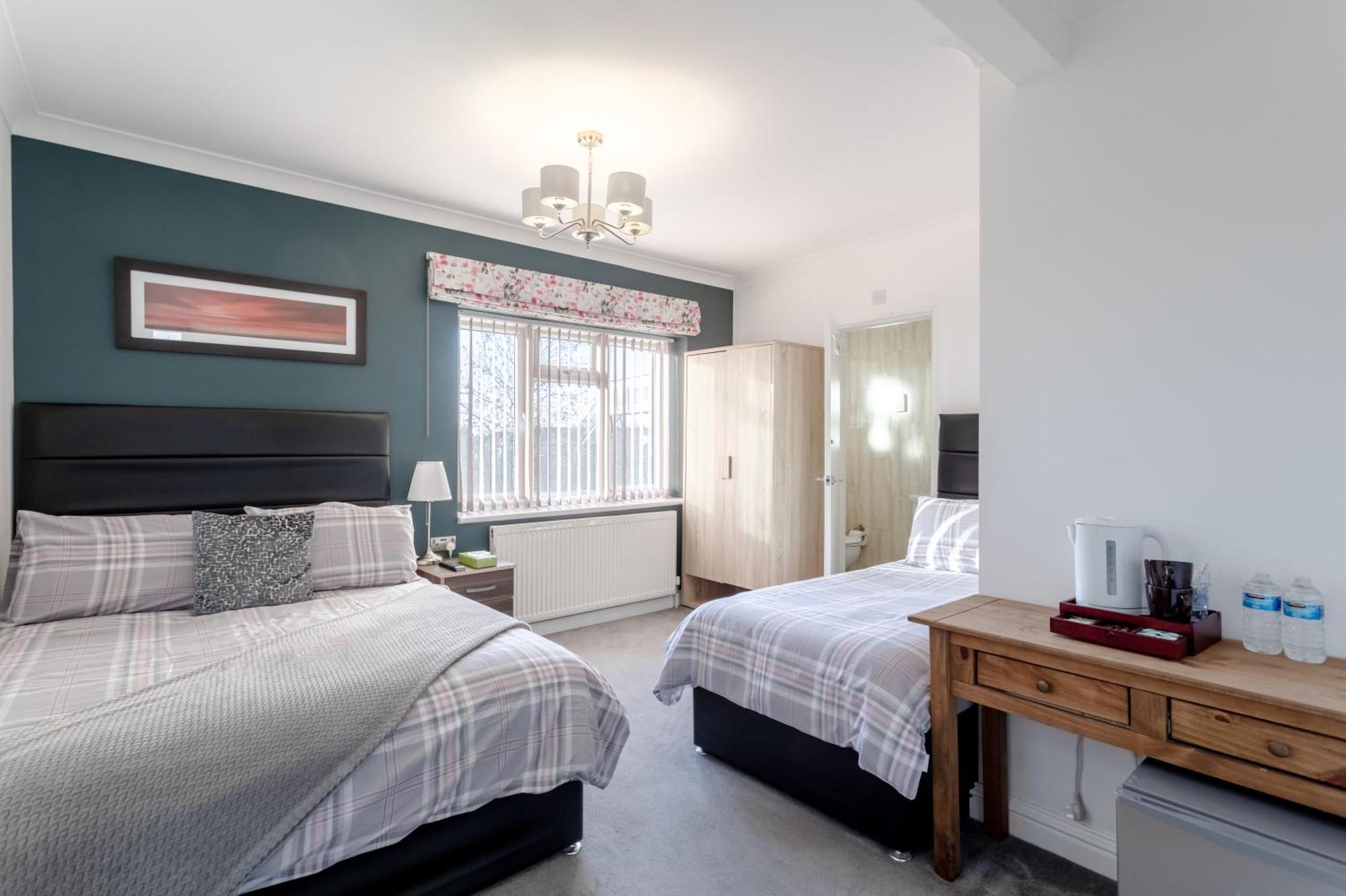 Room In Guest Room - Family Room With Private Bathroom Эджвар Экстерьер фото
